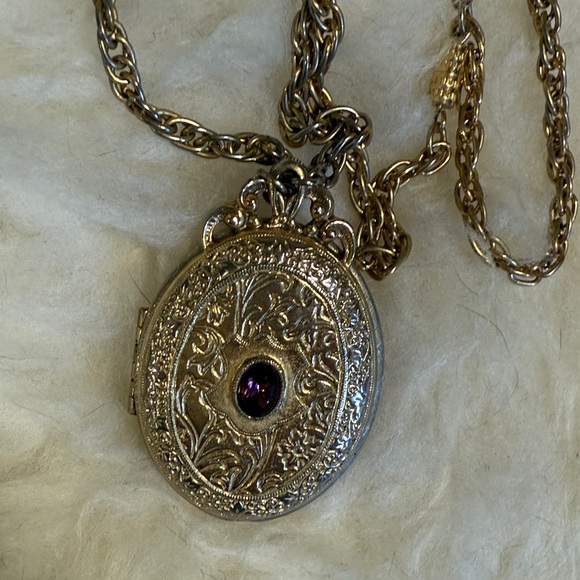 1928 Elegant Locket Necklace - Picture 5 of 8